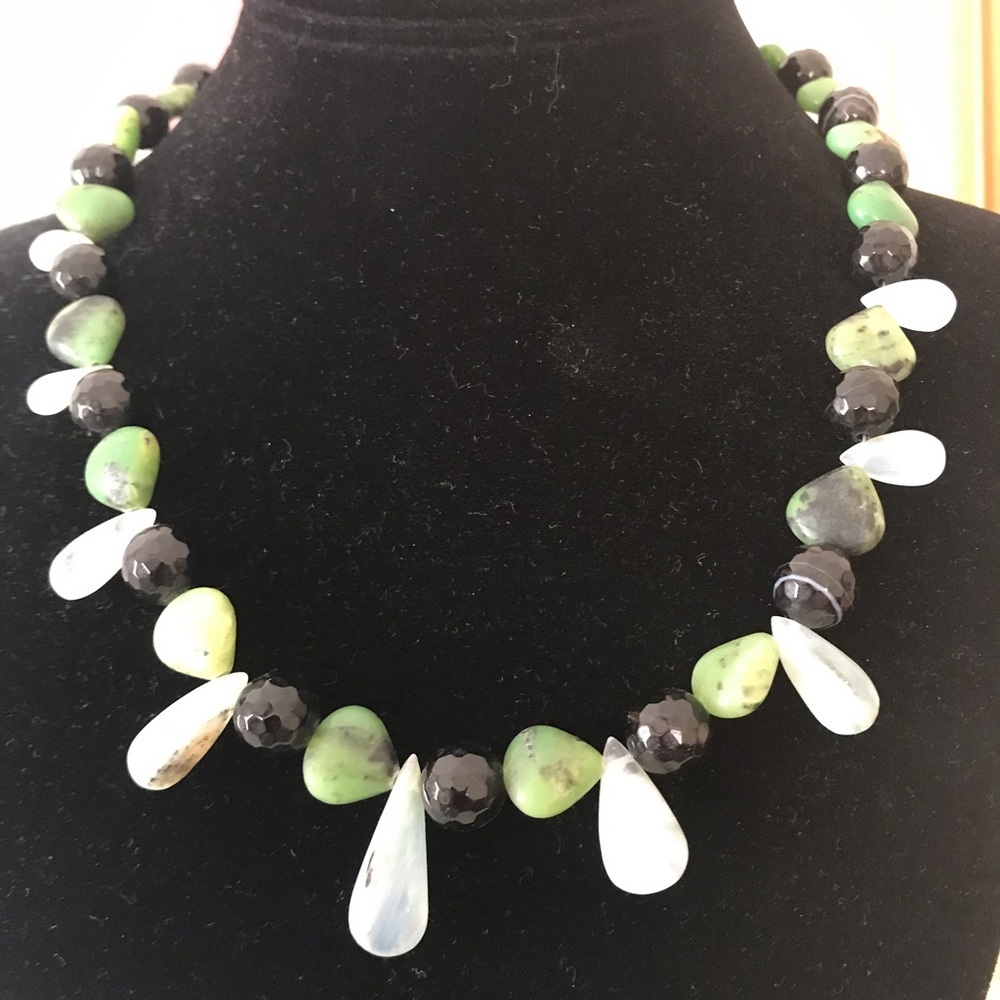 Black onyx and chrysoprase beaded necklace - Picture 2 of 5